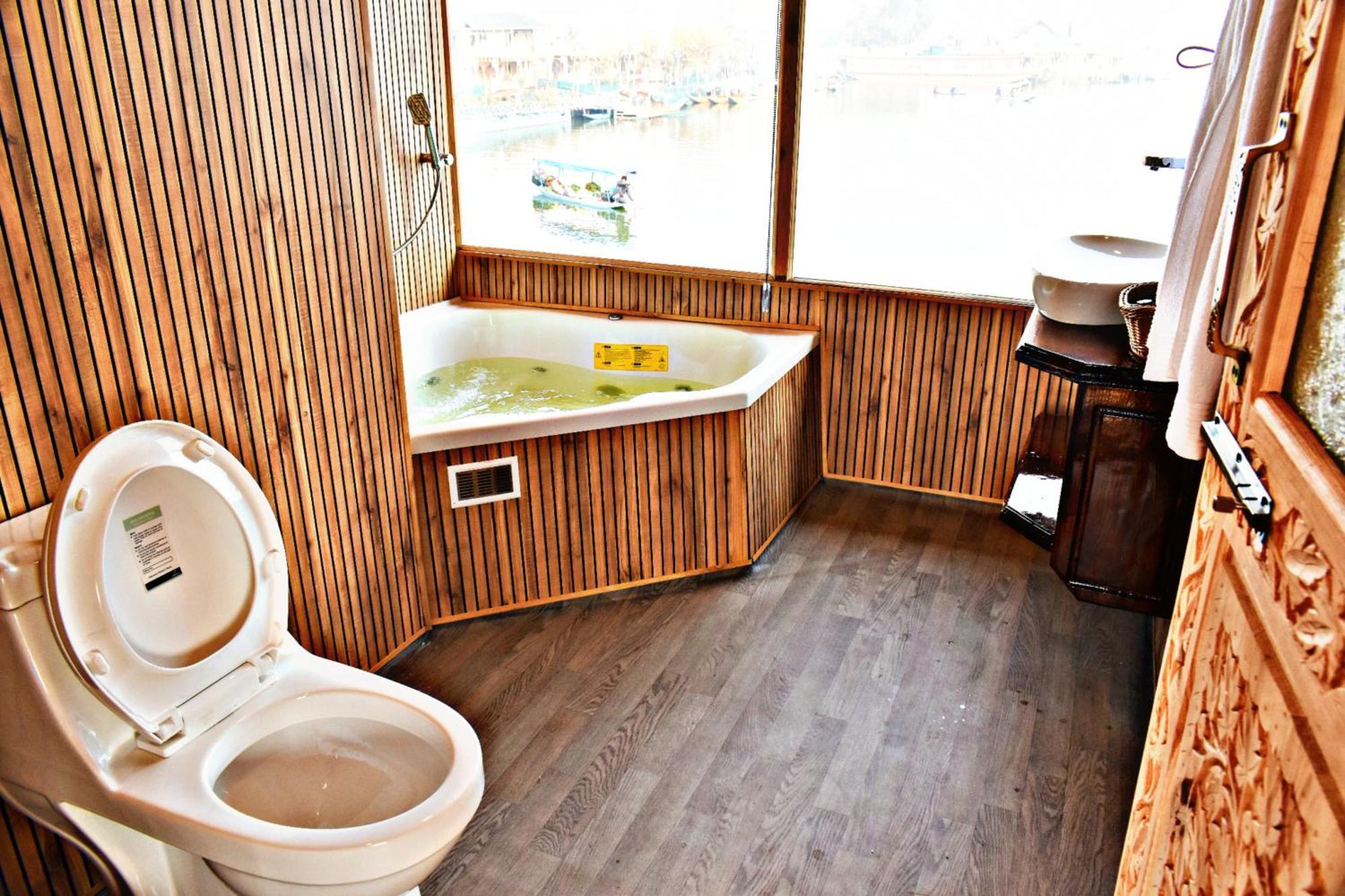 Heritage Amina Group Of Houseboats Hotel Srīnagar Kültér fotó